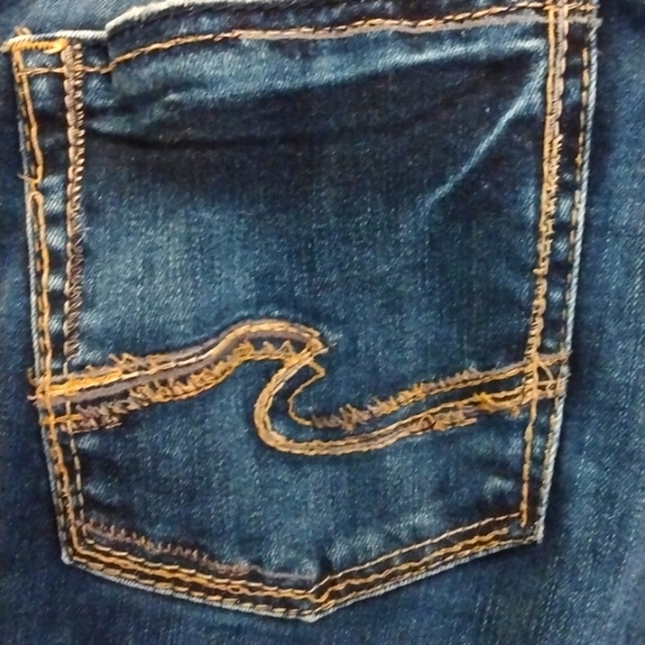 LOTUS BOSS SHINE: Silver jean capris. Suki fit. Medium wash 30x20.5 - Picture 3 of 5